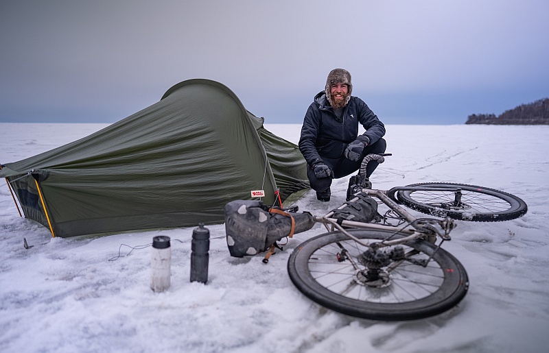 Jonas Deichmann mit seinem Fahrrad und seinem Zelt